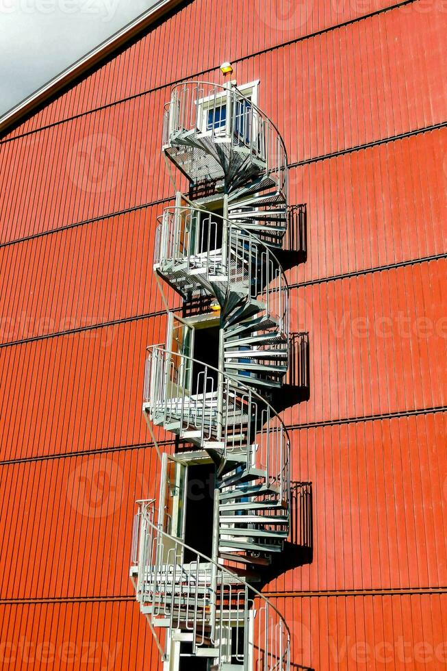 rosso edificio con spirale le scale foto
