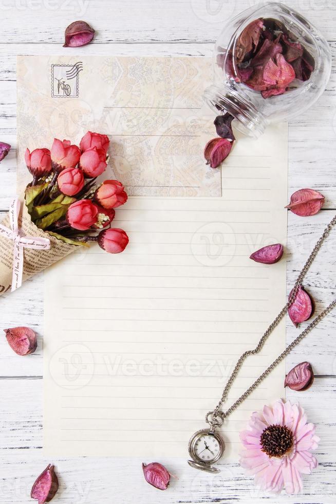 petali di fiori busta per lettere orologio da tasca rosa foto