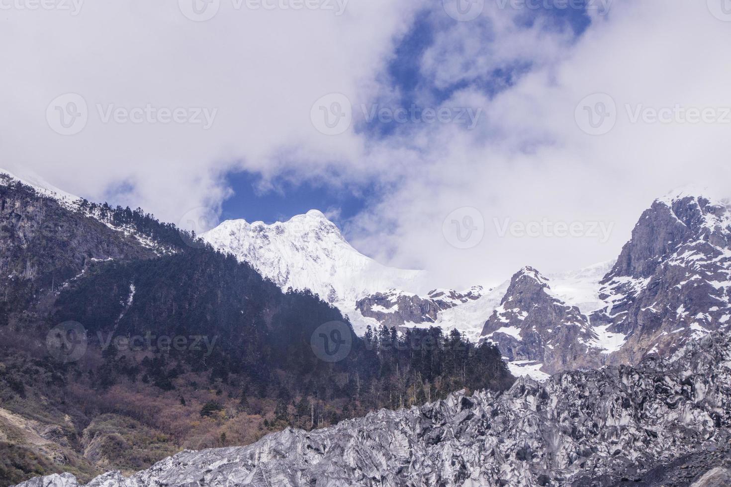 montagna di neve meili come kawa karpo situata nella provincia dello yunnan, in cina foto