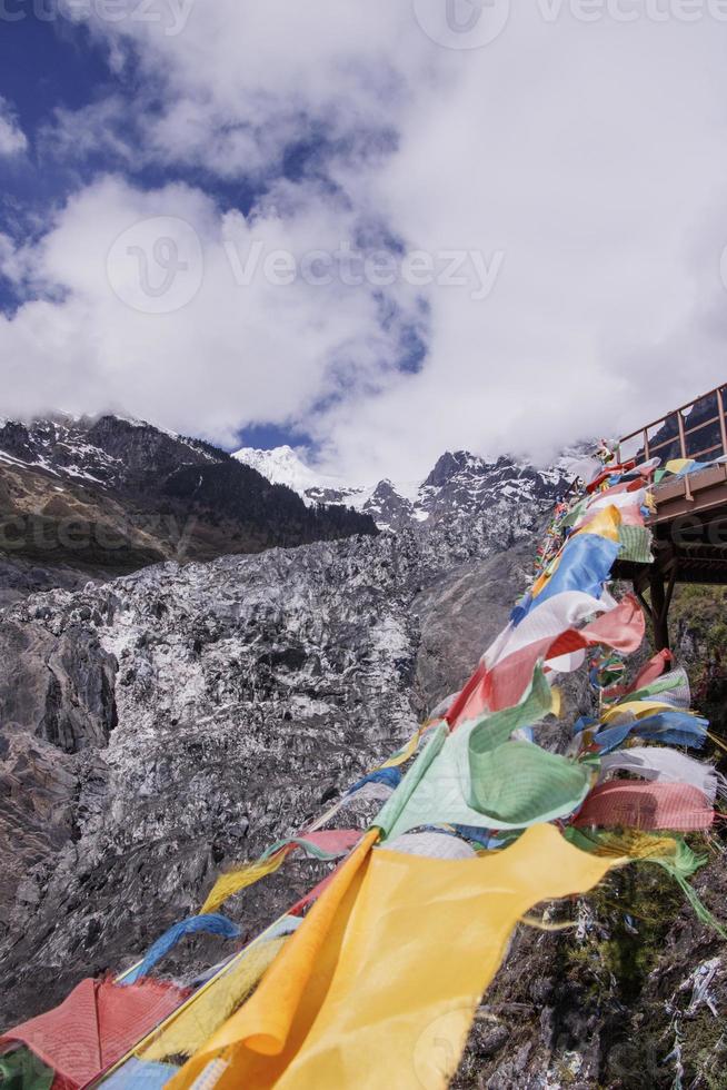 meili neve montagna colorata preghiera bandiera kawa karpo nello yunnan cina foto