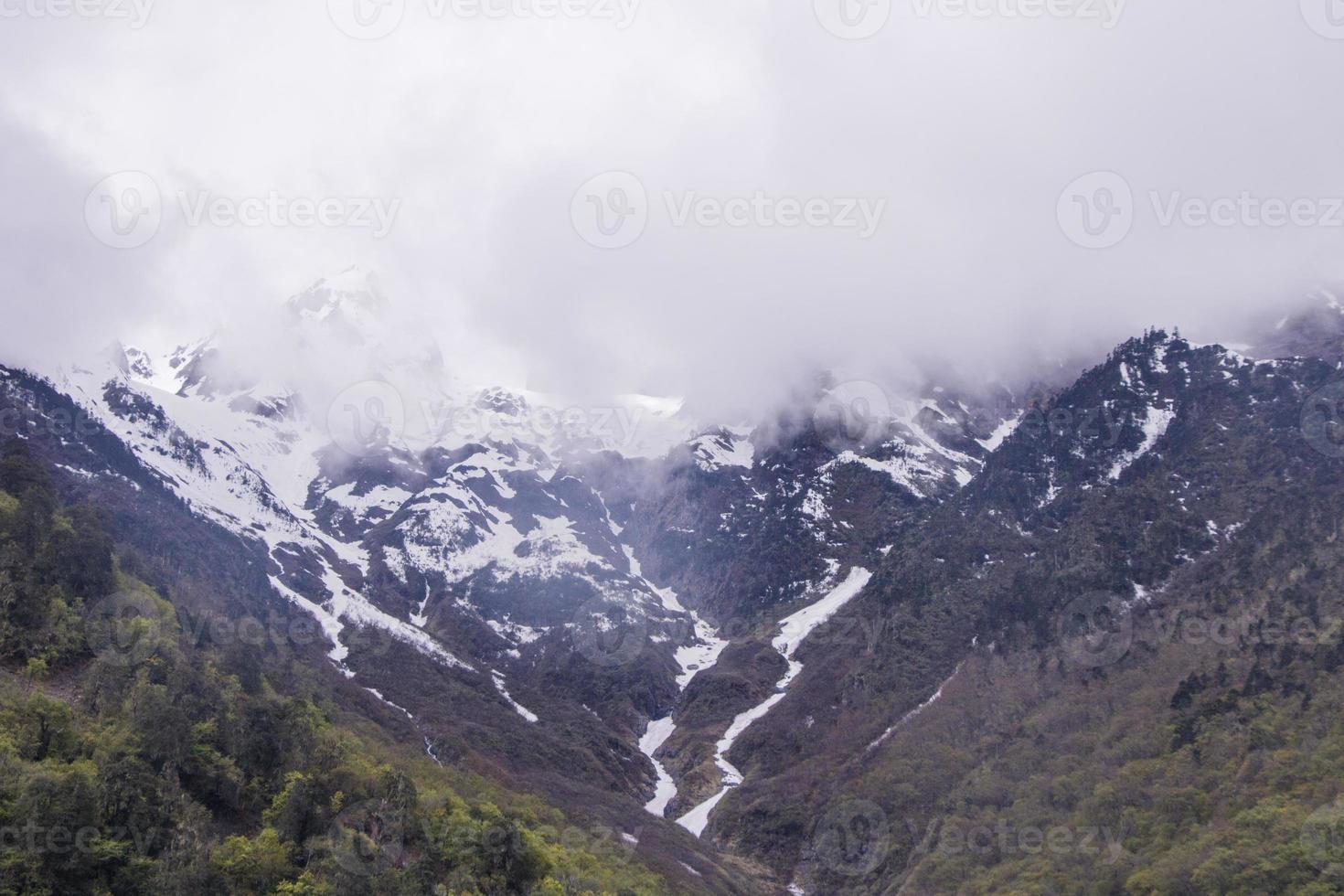meili snow mountain kawa karpo situato nella provincia dello yunnan, cina foto