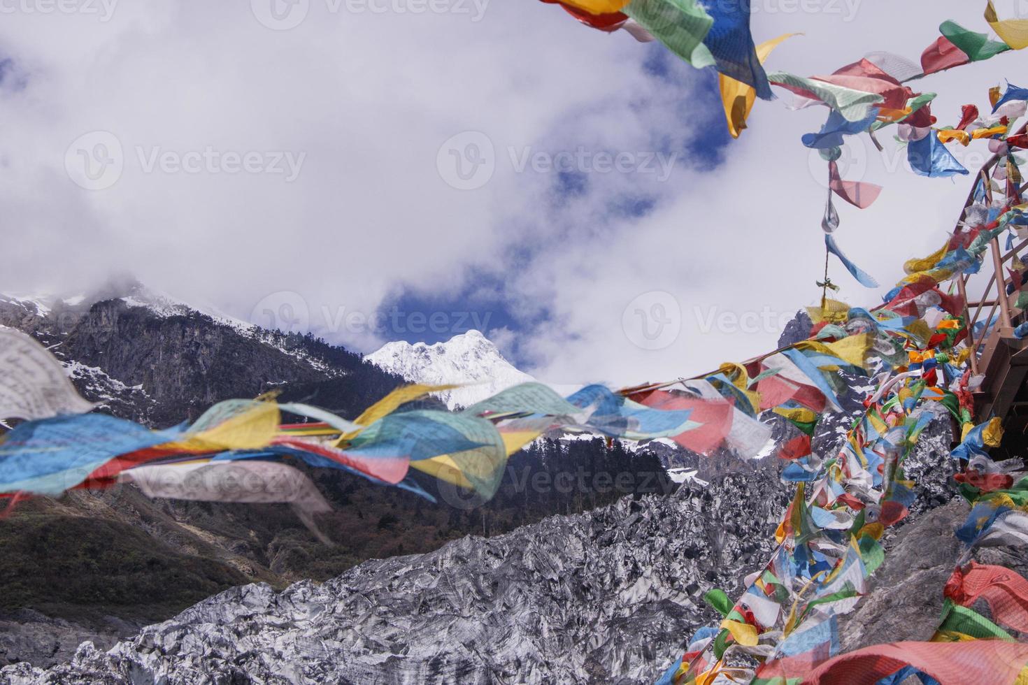 meili snow mountainkawa karpo situato nella provincia dello yunnan, in cina foto