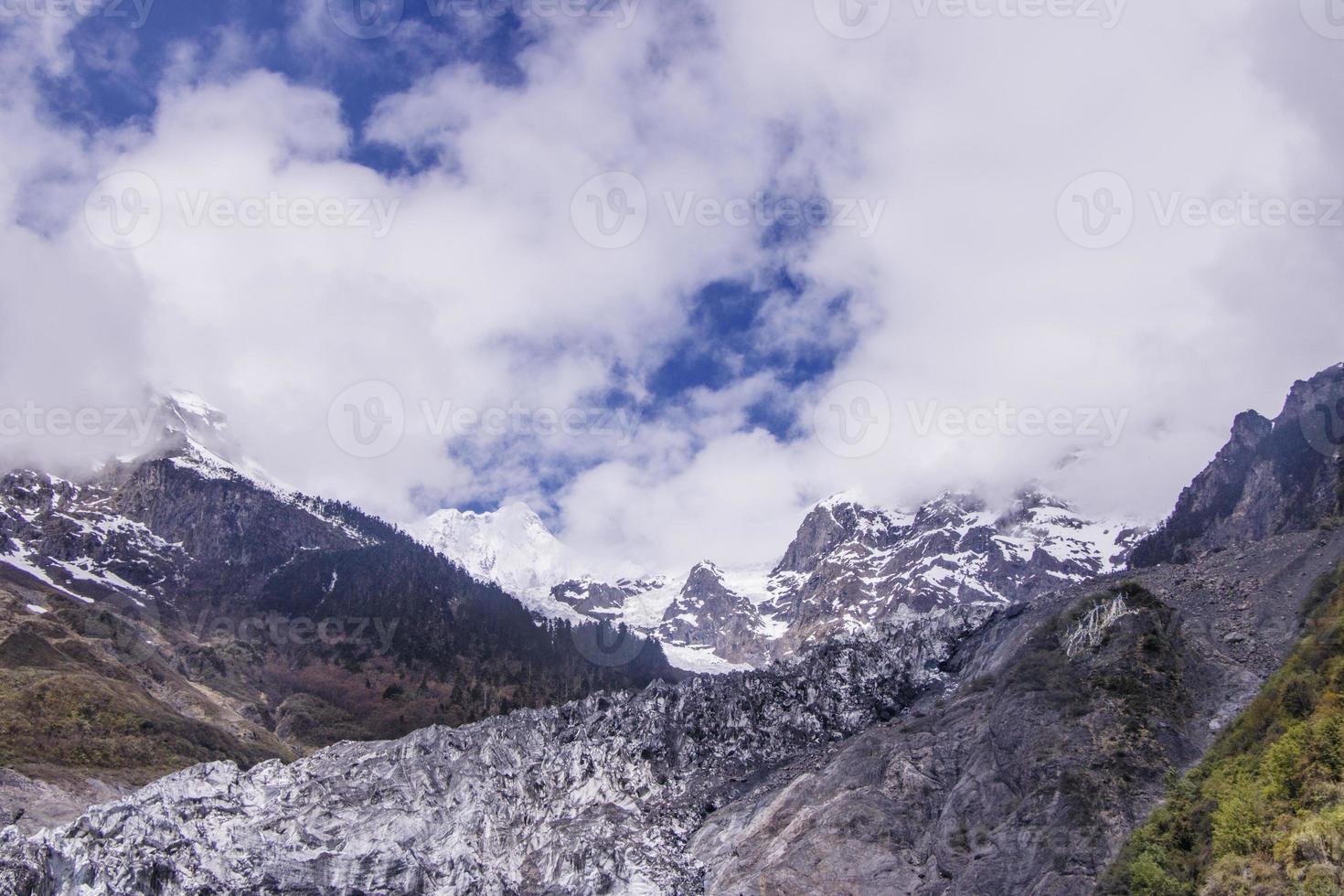 montagna di neve meili come kawa karpo situata nella provincia dello yunnan, in cina foto