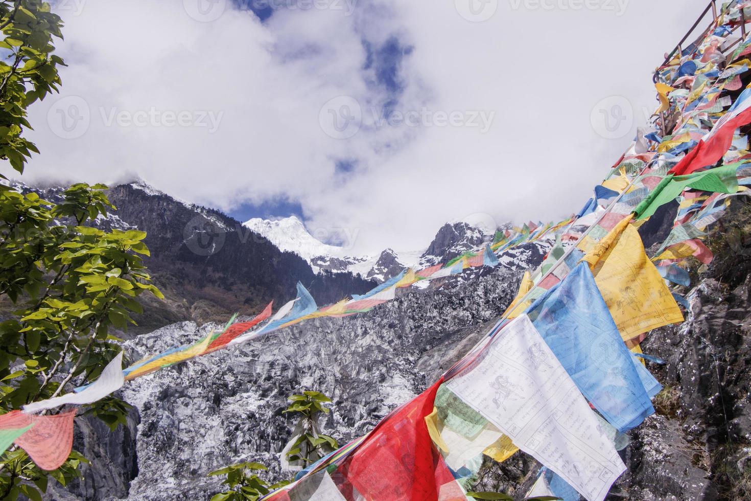 meili neve montagna colorata preghiera bandiera kawa karpo nello yunnan cina foto