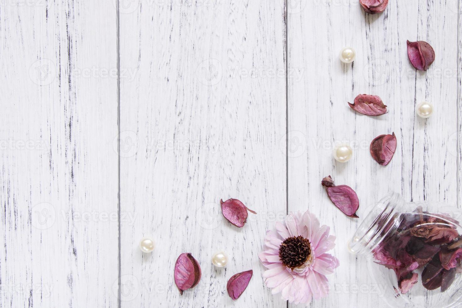 fiore e petali su legno bianco foto