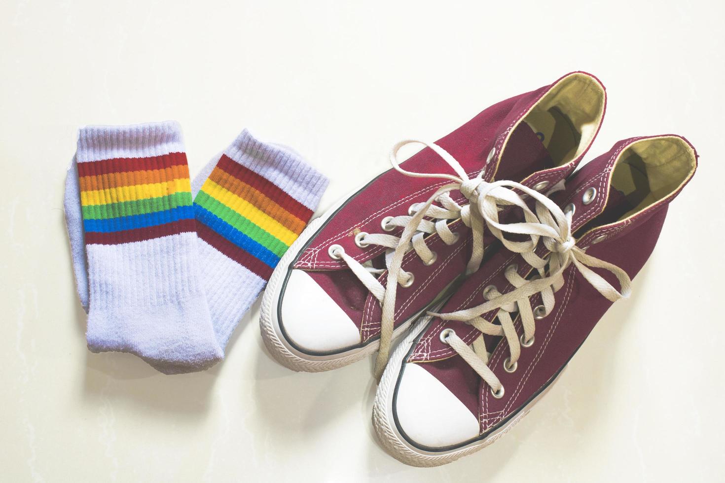 vista dall'alto scarpe da ginnastica rosse e calzini arcobaleno lgbt pride foto