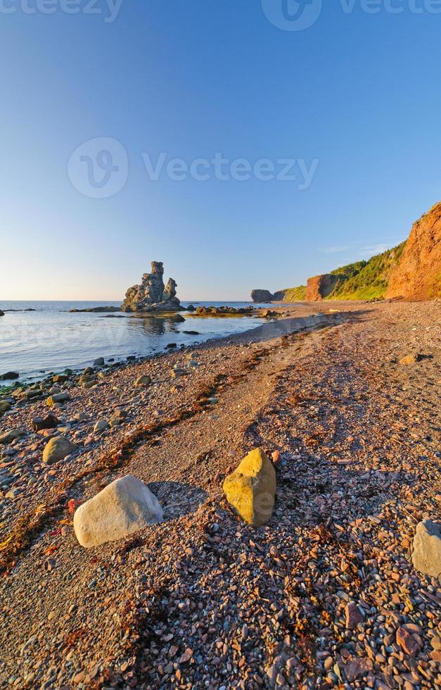 rocce oceaniche su una spiaggia di ghiaia foto