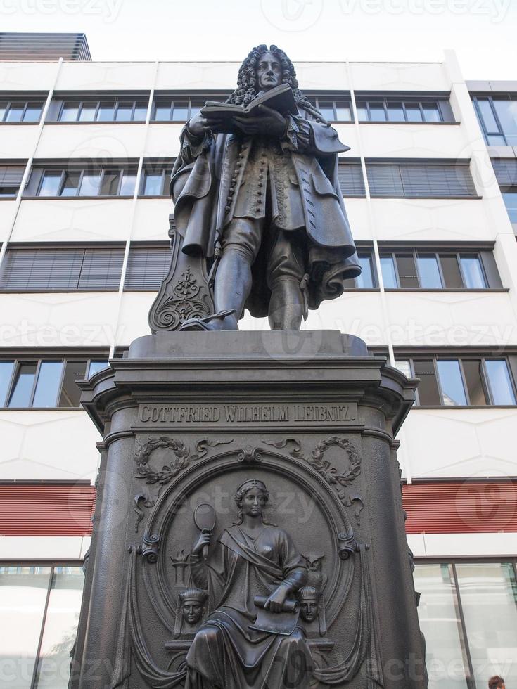 il monumento leibniz al filosofo tedesco gottfried wilhelm leibniz a leipzig, germania foto