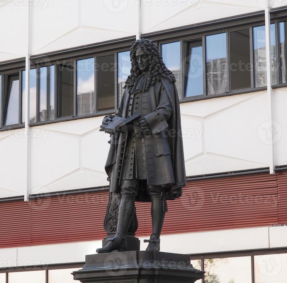 il monumento leibniz al filosofo tedesco gottfried wilhelm leibniz a leipzig, germania foto