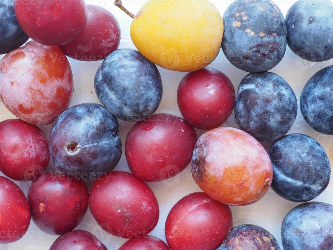 frutta europea di prugne, cibo vegetariano foto