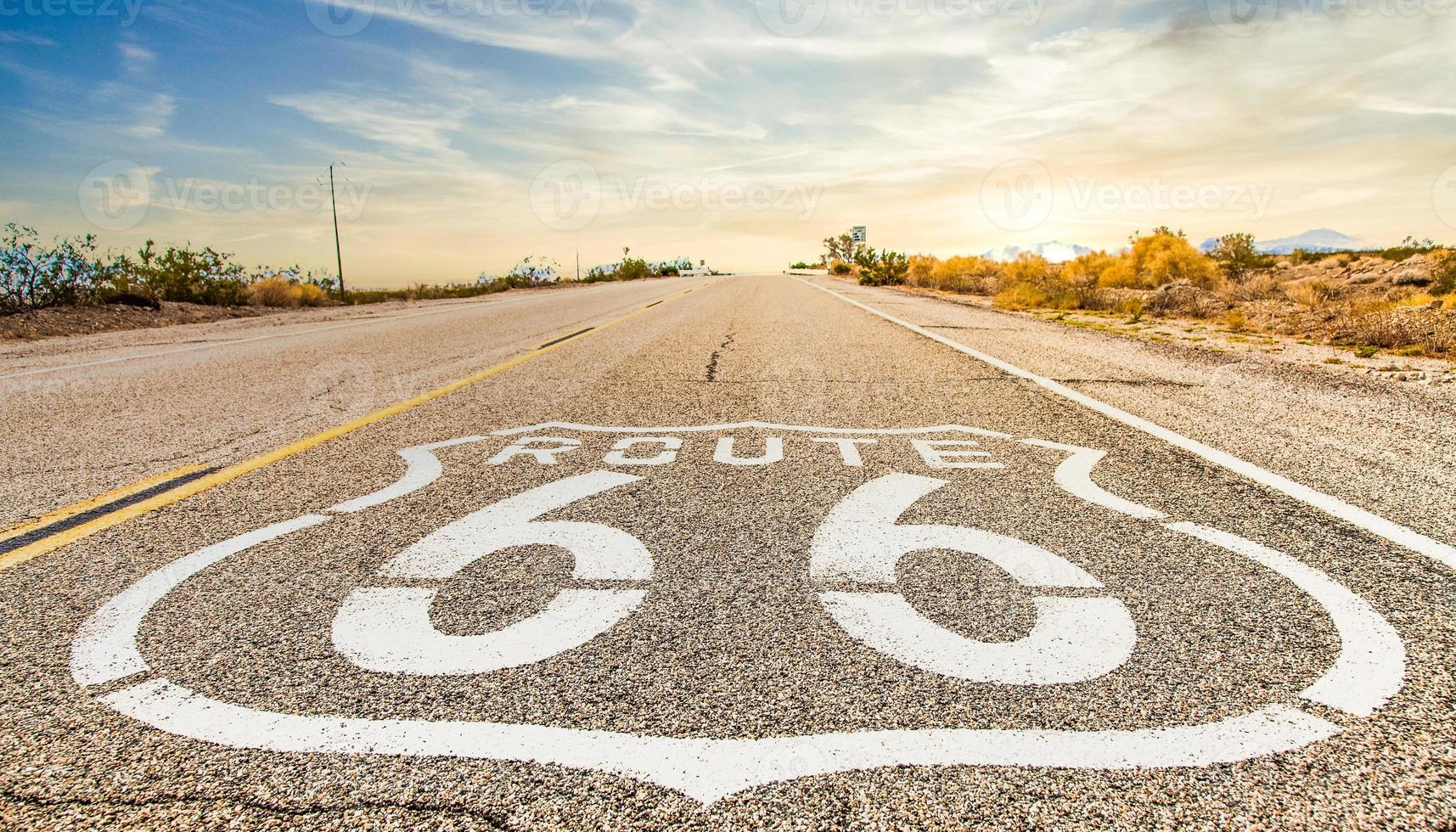 route 66 cartello stradale con sfondo azzurro del cielo. foto