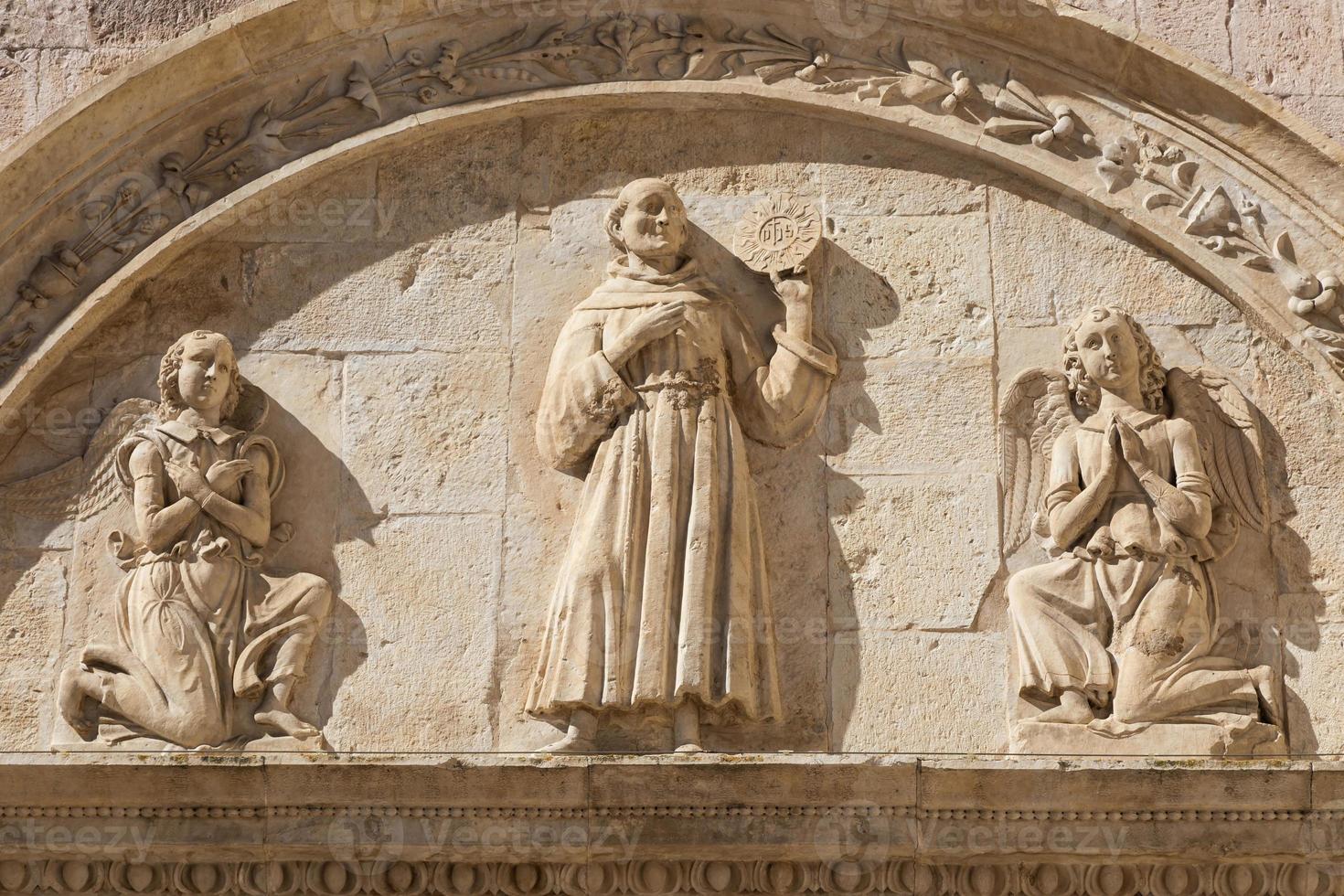 dettaglio della più importante st italiana. Basilica di San Francesco nel villaggio di assisi, regione umbria, italia foto