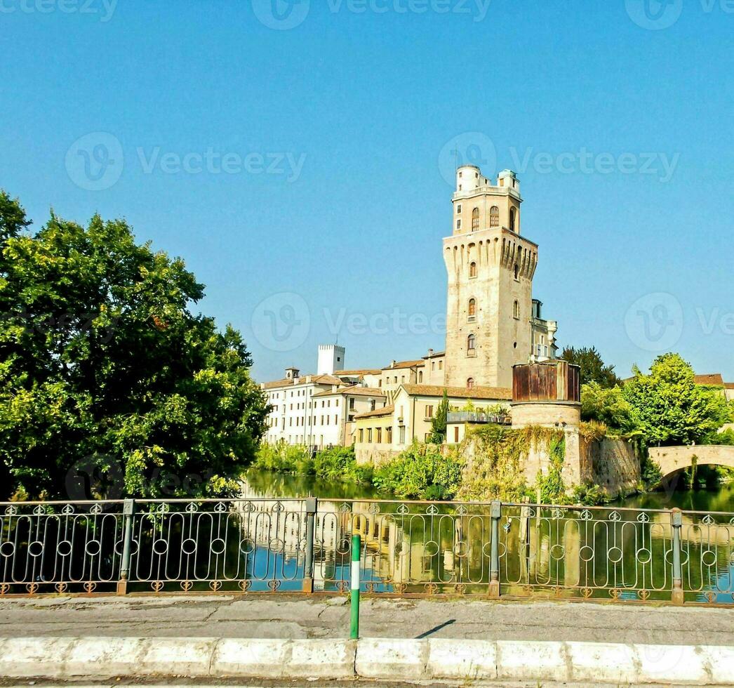 un' Visualizza di un' Torre e un' fiume nel Italia foto