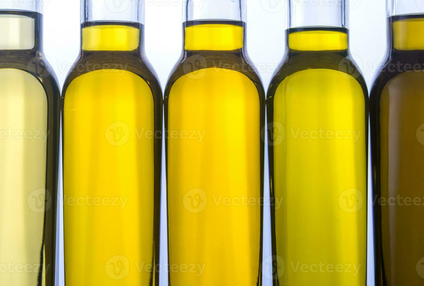bottiglie con diverso tipi di verdura olio foto