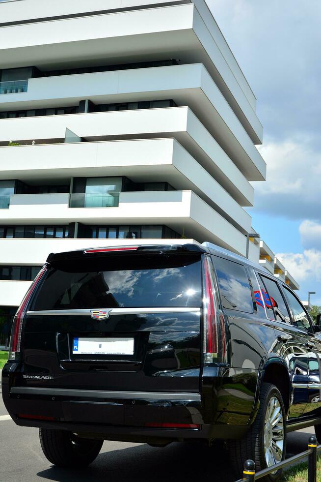 varsavia, Polonia. 22 luglio 2019. il motore auto cadillac escalade a il città strada. cadillac escalade suv comandi Attenzione con suo superiore artigianato e iconico design. foto