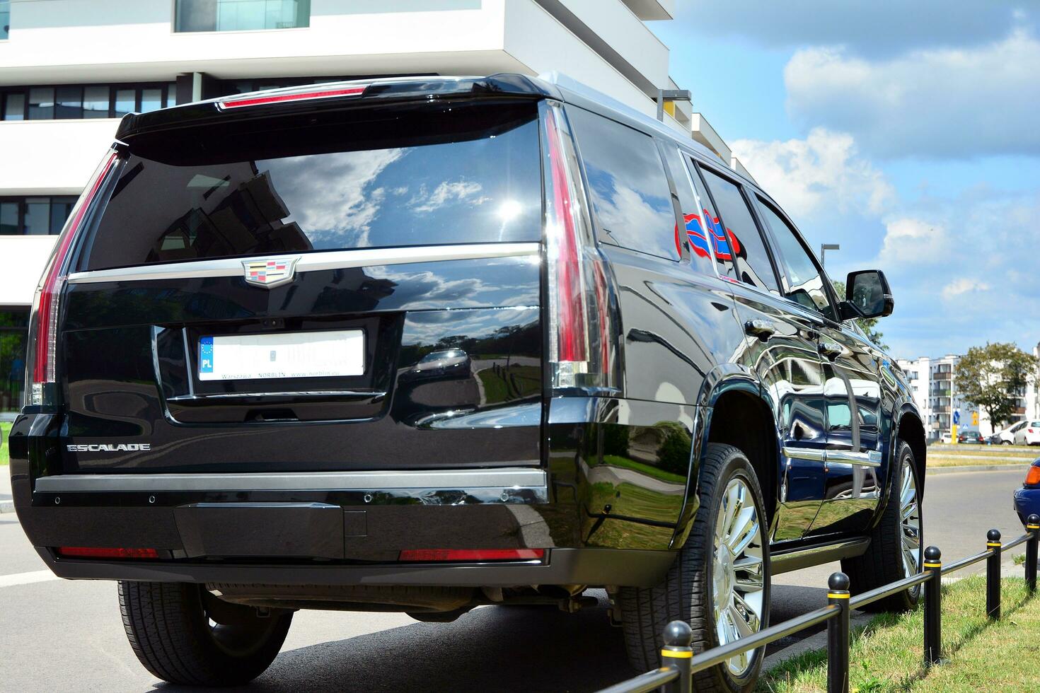 varsavia, Polonia. 22 luglio 2019. il motore auto cadillac escalade a il città strada. cadillac escalade suv comandi Attenzione con suo superiore artigianato e iconico design. foto