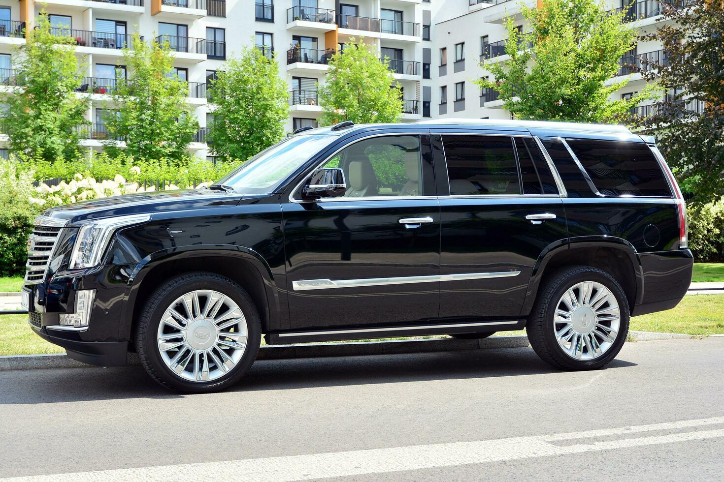 varsavia, Polonia. 22 luglio 2019. il motore auto cadillac escalade a il città strada. cadillac escalade suv comandi Attenzione con suo superiore artigianato e iconico design. foto