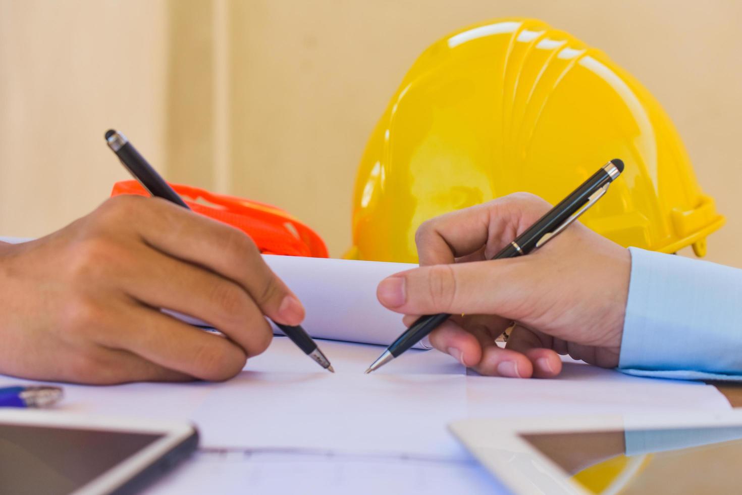 primo piano lavoro di scrittura a mano progettazione ingegneristica foto