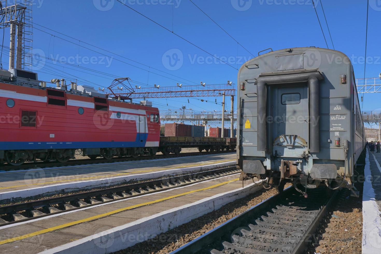 Transiberiana binari ferroviari vista piattaforma e cielo blu, russia foto