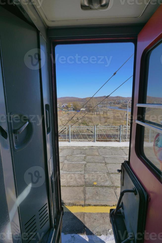 Transiberiana binari ferroviari vista piattaforma e cielo blu, russia foto