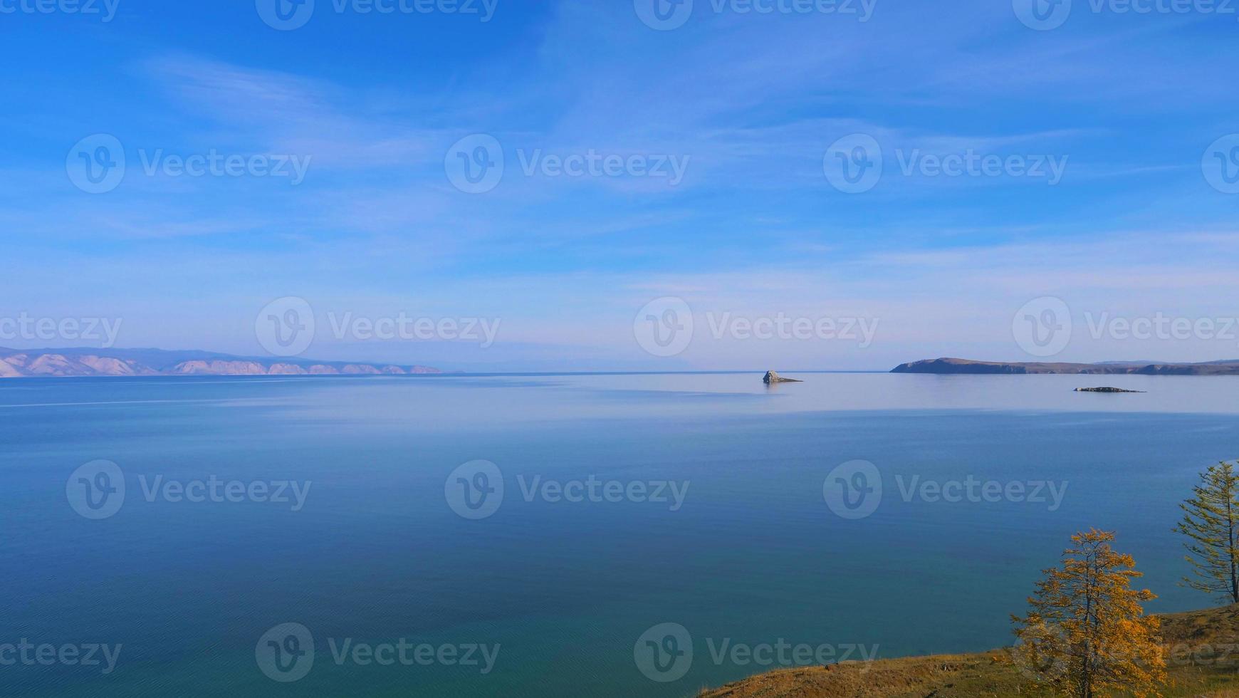 isola del lago baikal olkhon in una giornata di sole, irkutsk russia foto