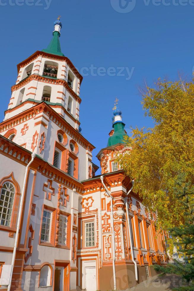 la cattedrale della santa croce e il cielo blu di giorno a irkutsk, in russia foto