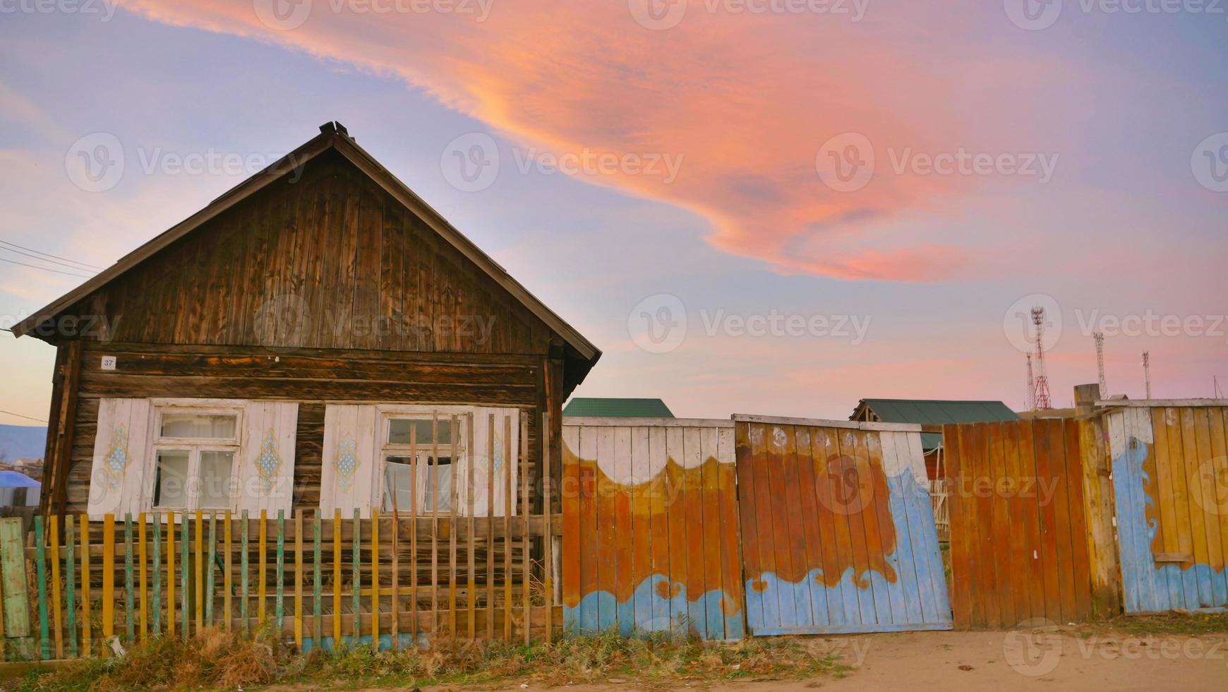 tramonto vintage piccola casa in legno nell'isola di olkhon, irkutsk russia foto