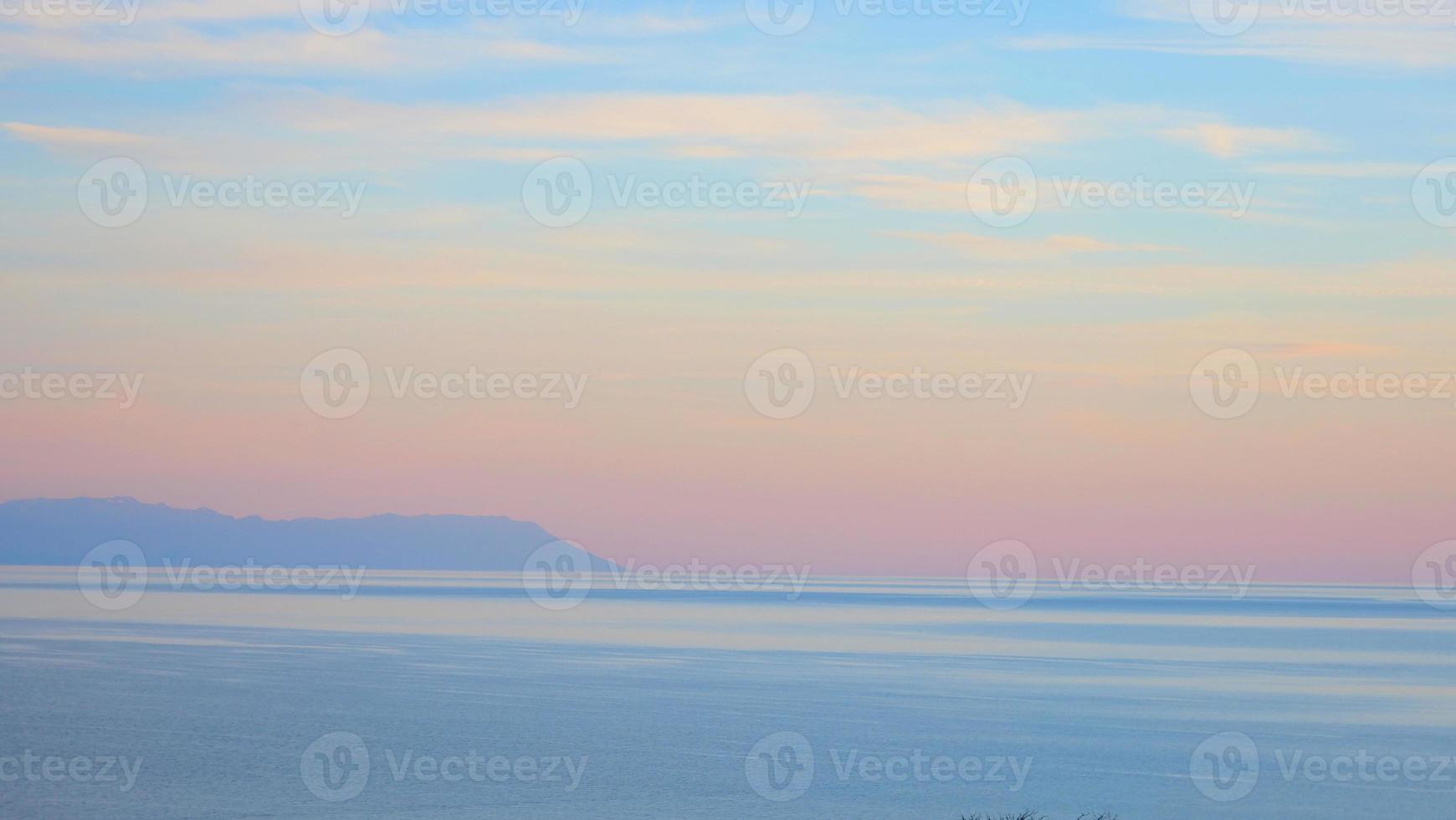 elegante cielo colorato pastello nel lago baikal, isola di olkhon russia foto