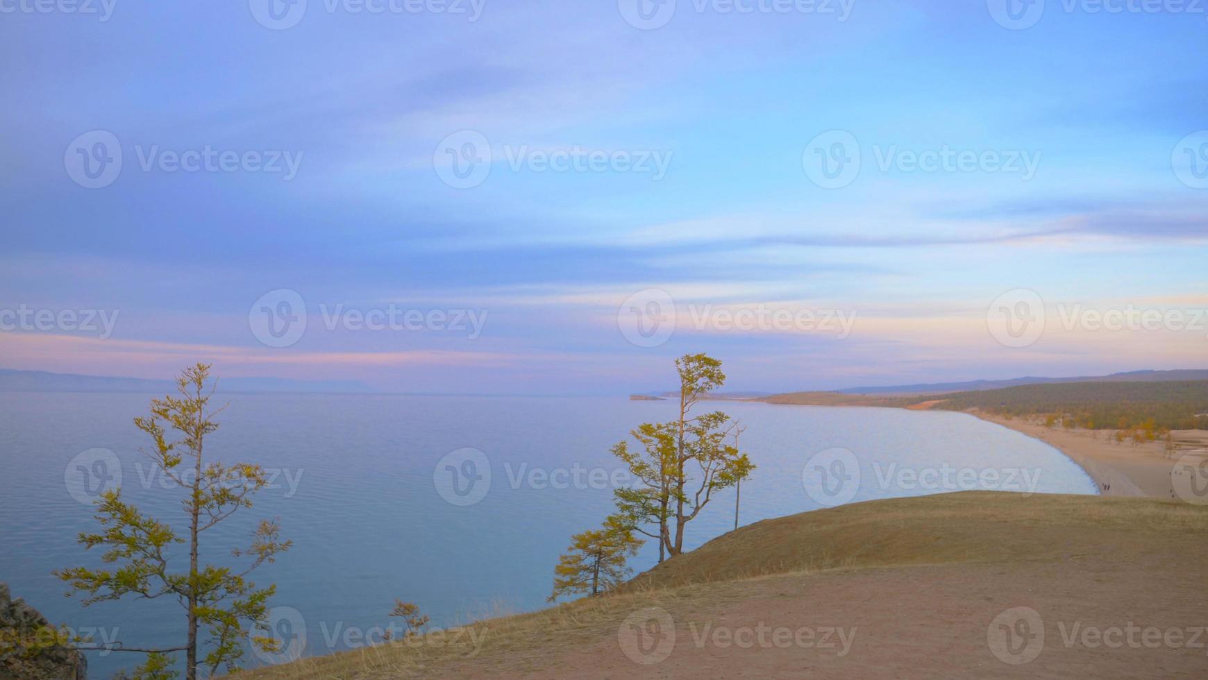 elegante cielo colorato pastello nel lago baikal, isola di olkhon russia foto