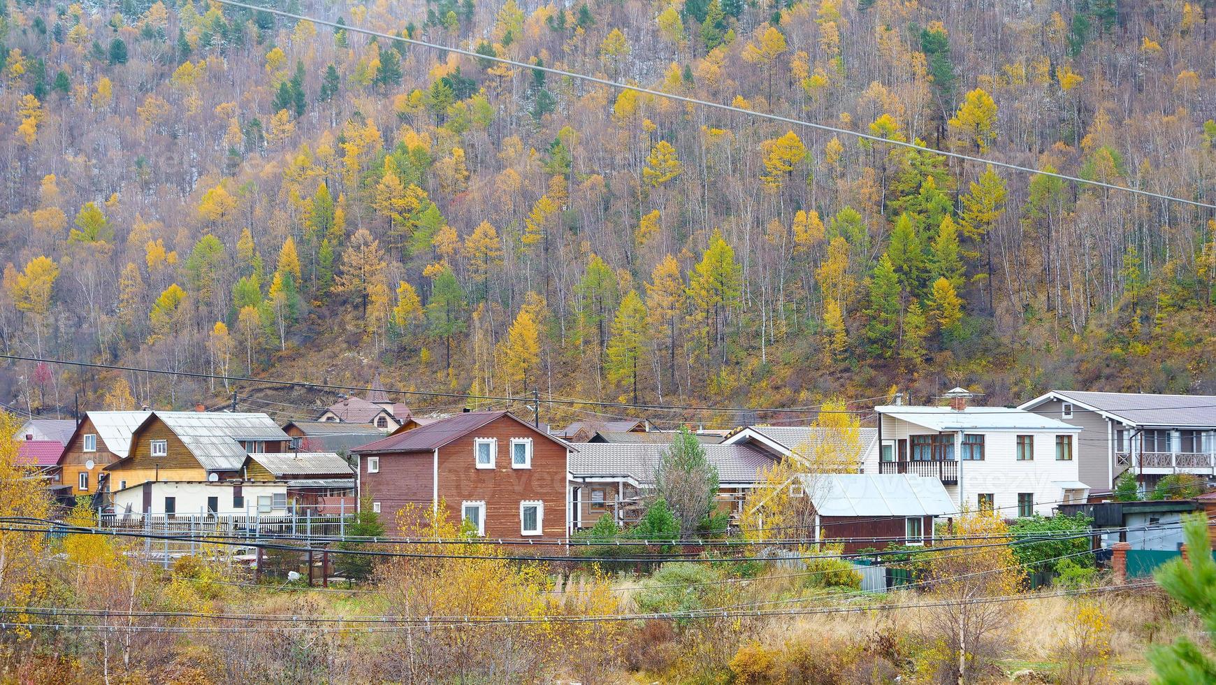 inverno villaggio di montagna vista del paesaggio in listvyanka russia foto