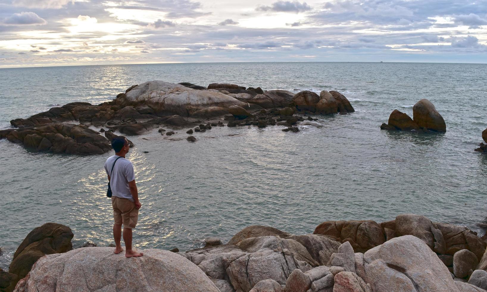 la vista della pietra garuda sulla costa di bangka belitung, indonesia foto