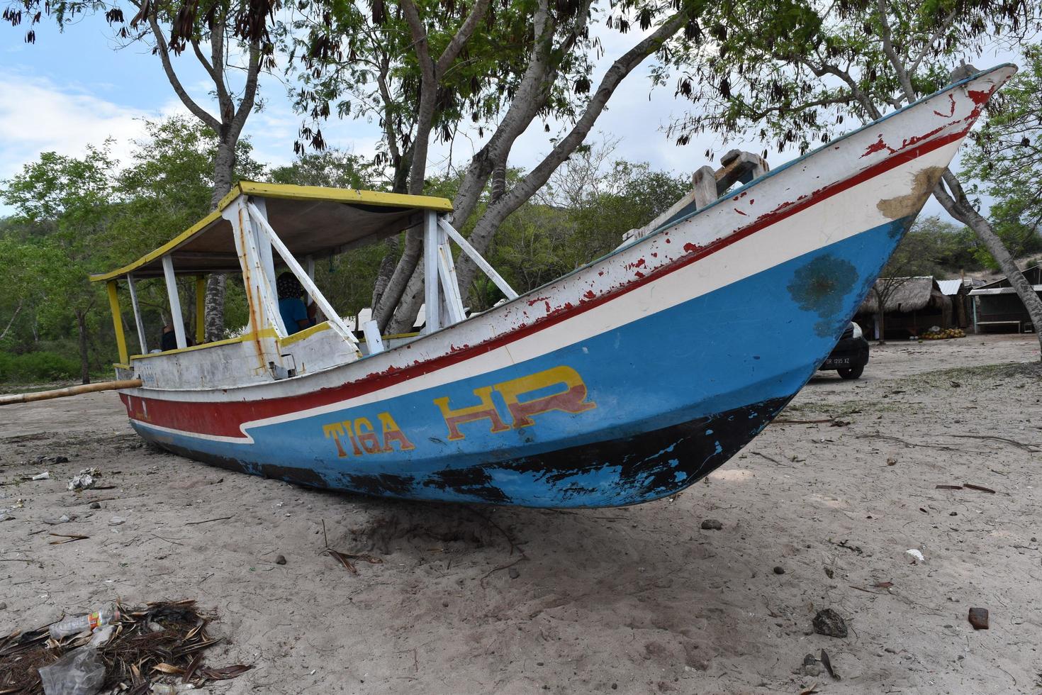 barca tradizionale sulla costa dell'indonesia foto