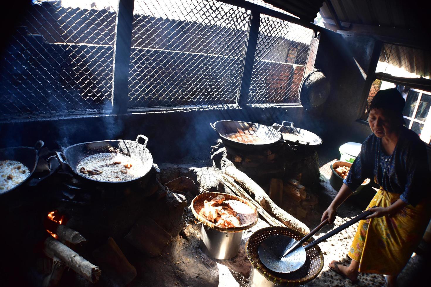 foto dell'atmosfera di una cucina tradizionale in indonesia