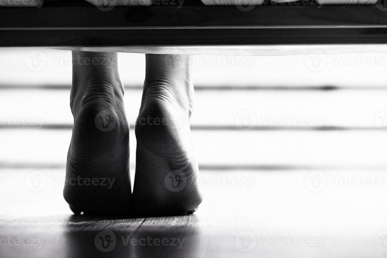 avvicinamento tiro di penzoloni femmina spoglio piedi foto