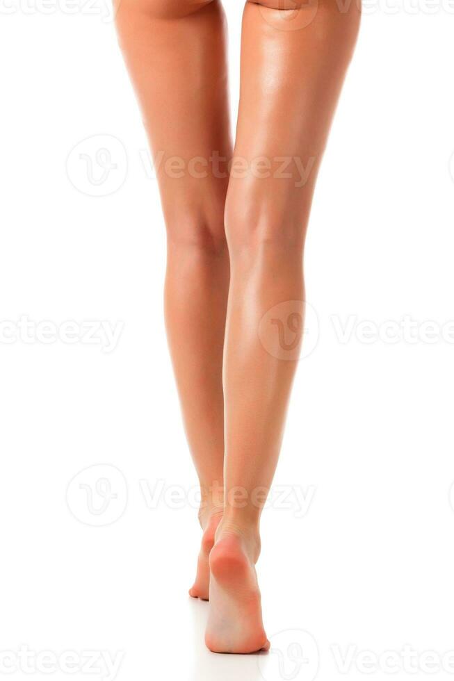 lungo donna gambe, isolato su bianca sfondo foto