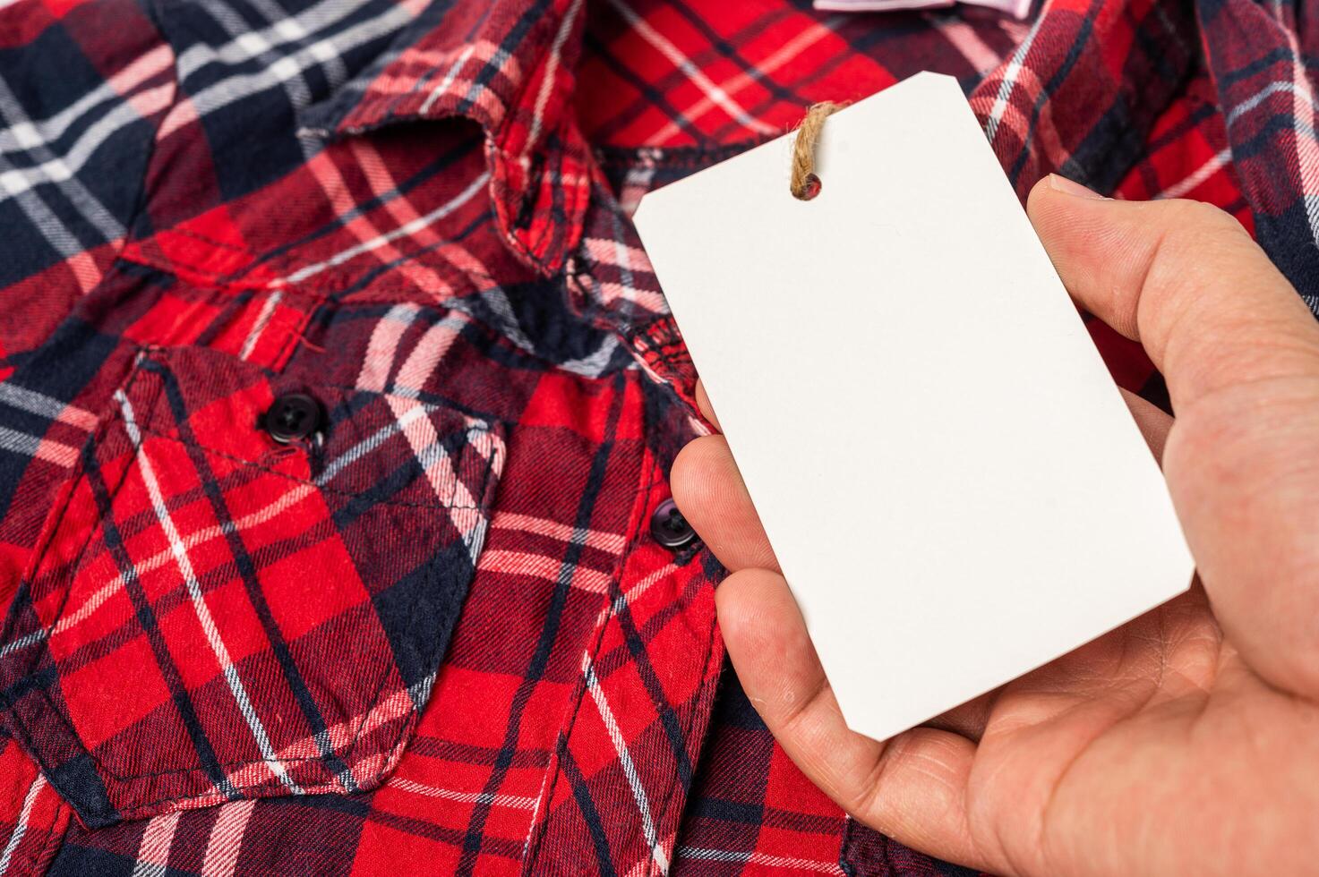 camicia a quadri rossa con etichetta foto