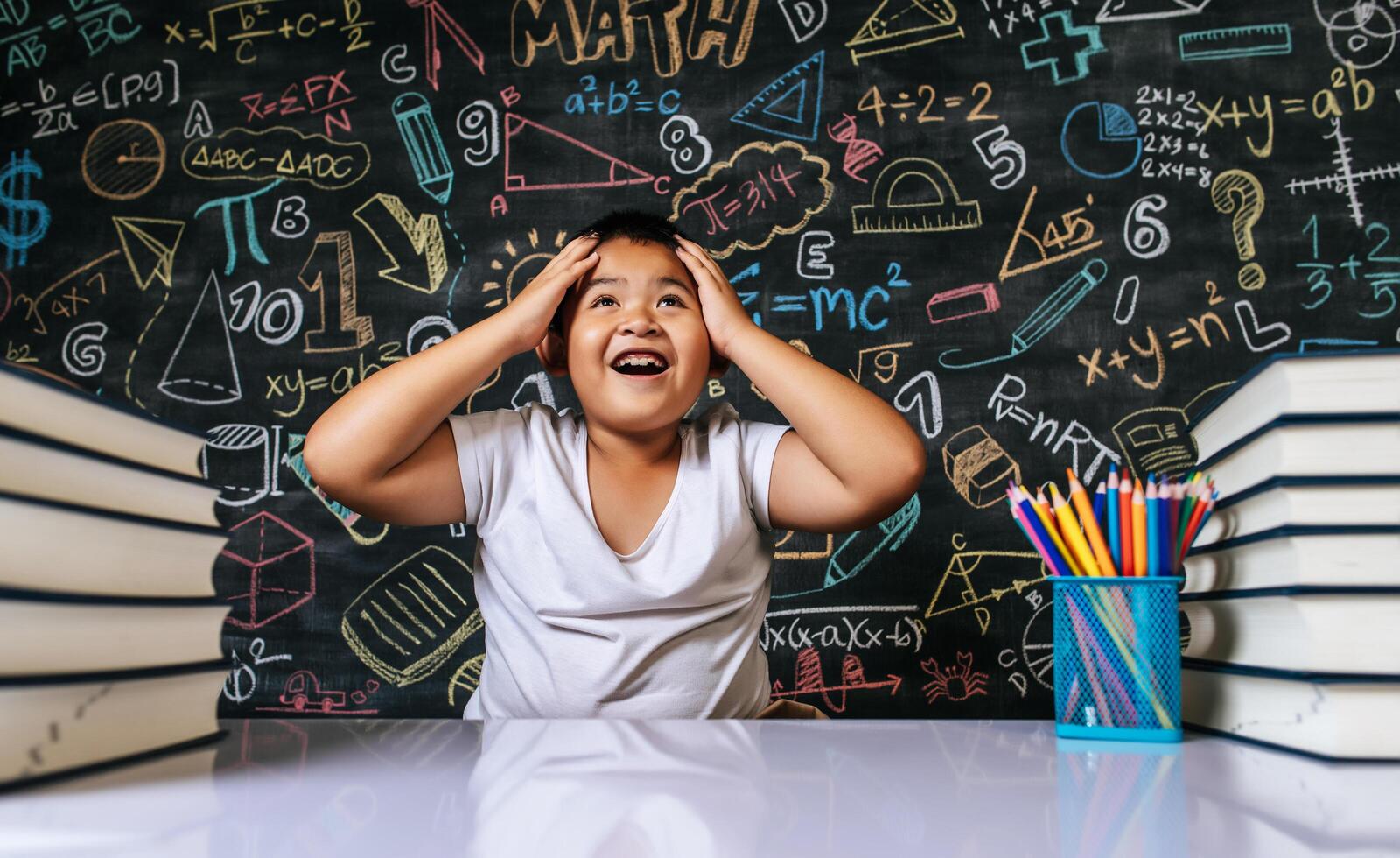 bambino seduto e pensare in classe foto