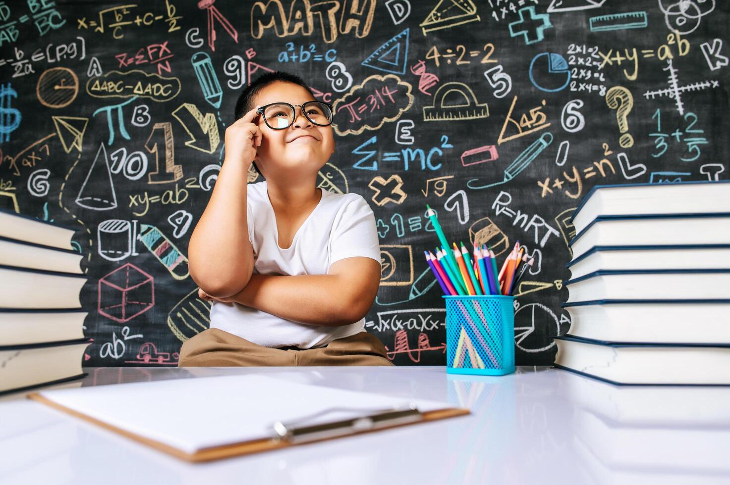 bambino seduto e pensare in classe foto