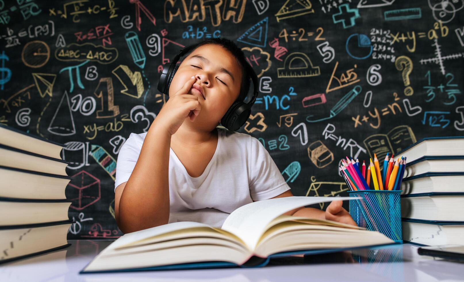 bambino seduto e pensare in classe foto