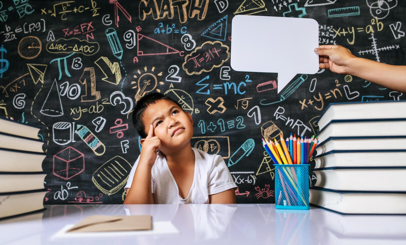 bambino che recita con il fumetto in classe foto