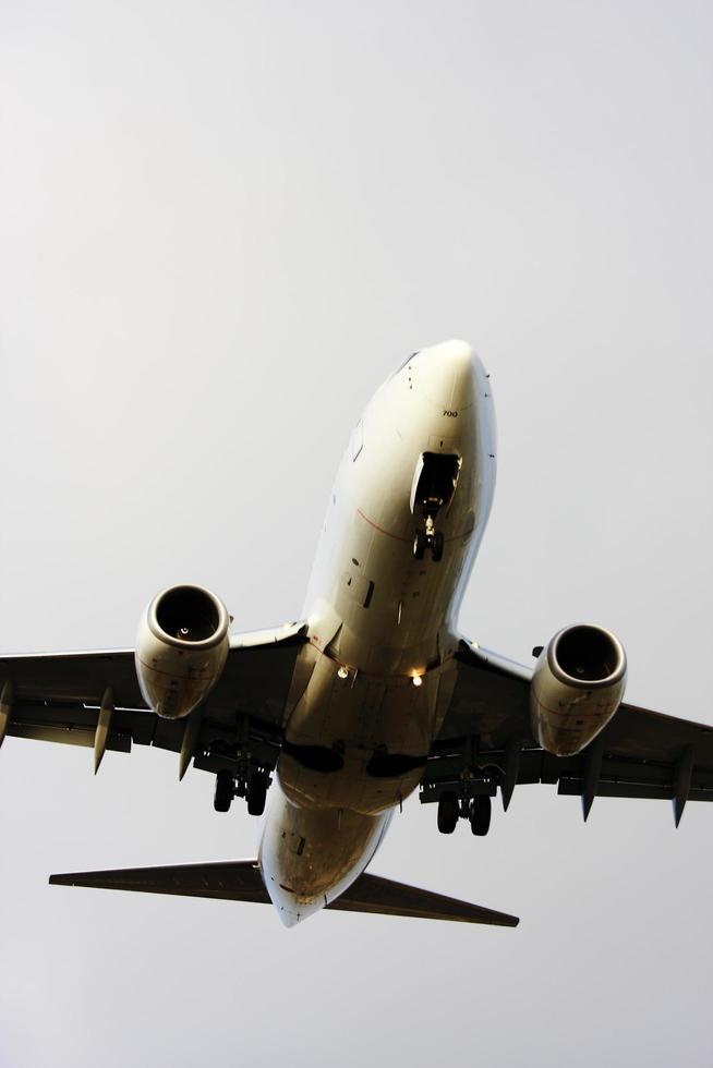 atterraggio aereo all'aeroporto internazionale di los angeles foto