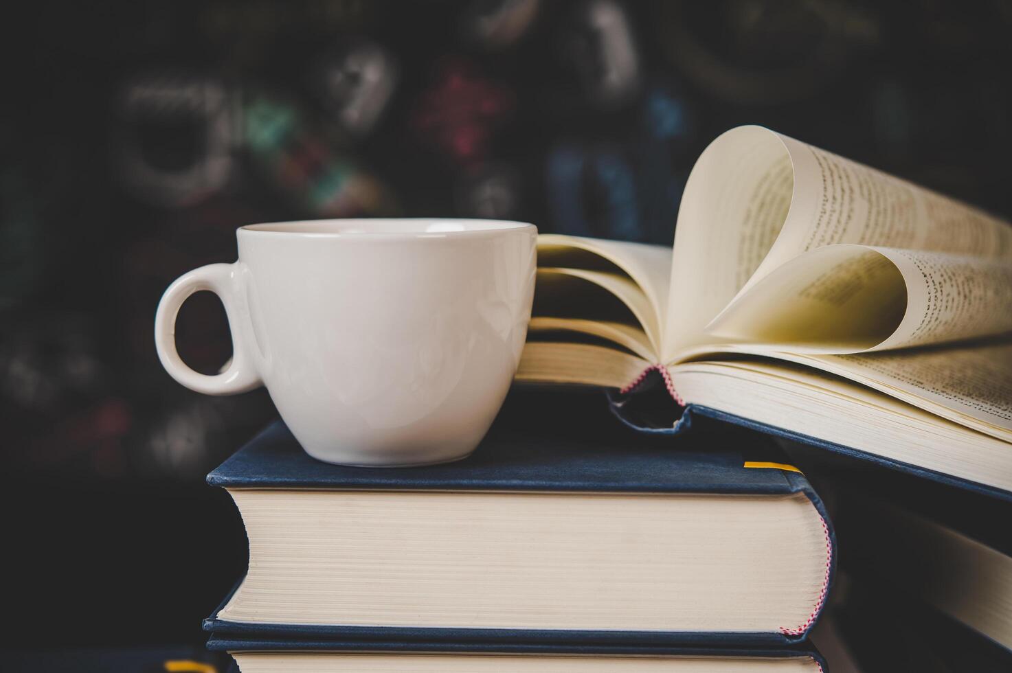 tazza sui libri in classe foto