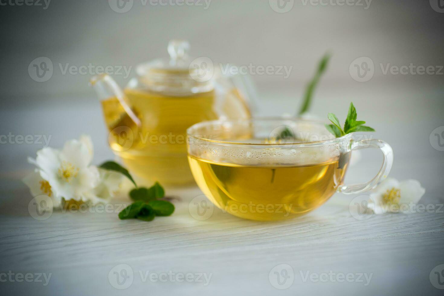 composizione con tazza di gelsomino tè e fiori foto