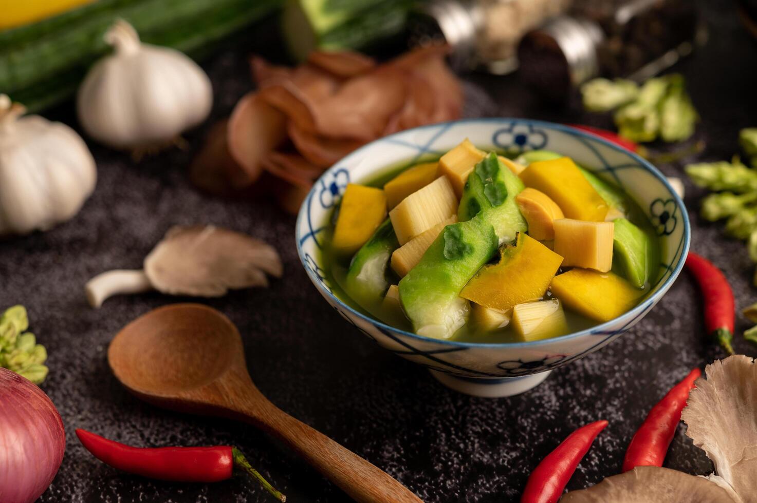 kaeng liang in una ciotola con spezie su un pavimento di cemento nero. foto