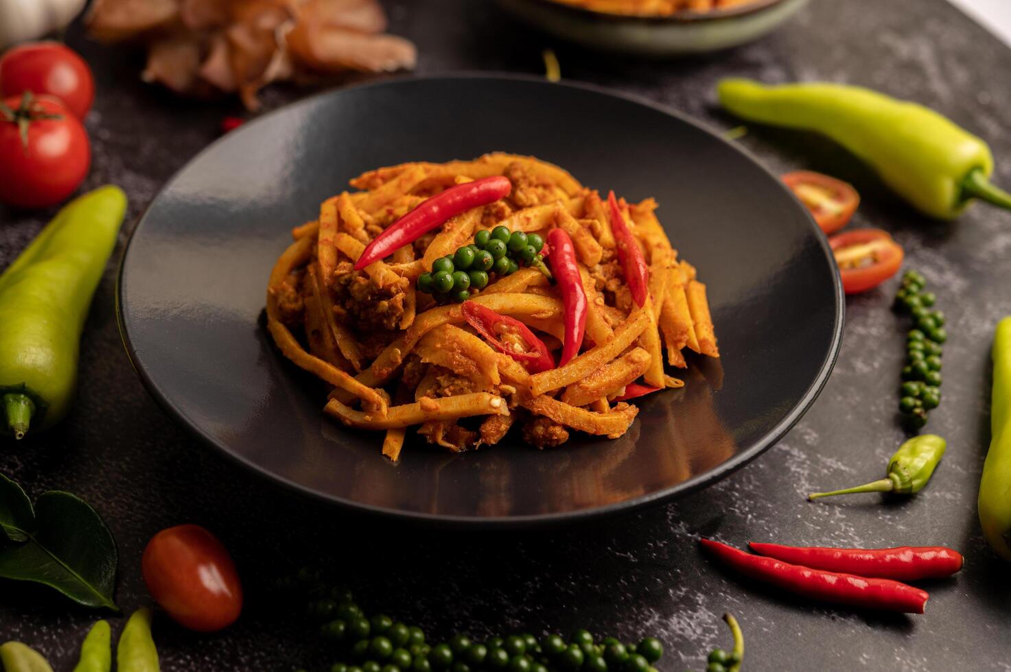 pasta di curry saltata in padella con germogli di bambù e carne di maiale macinata. foto