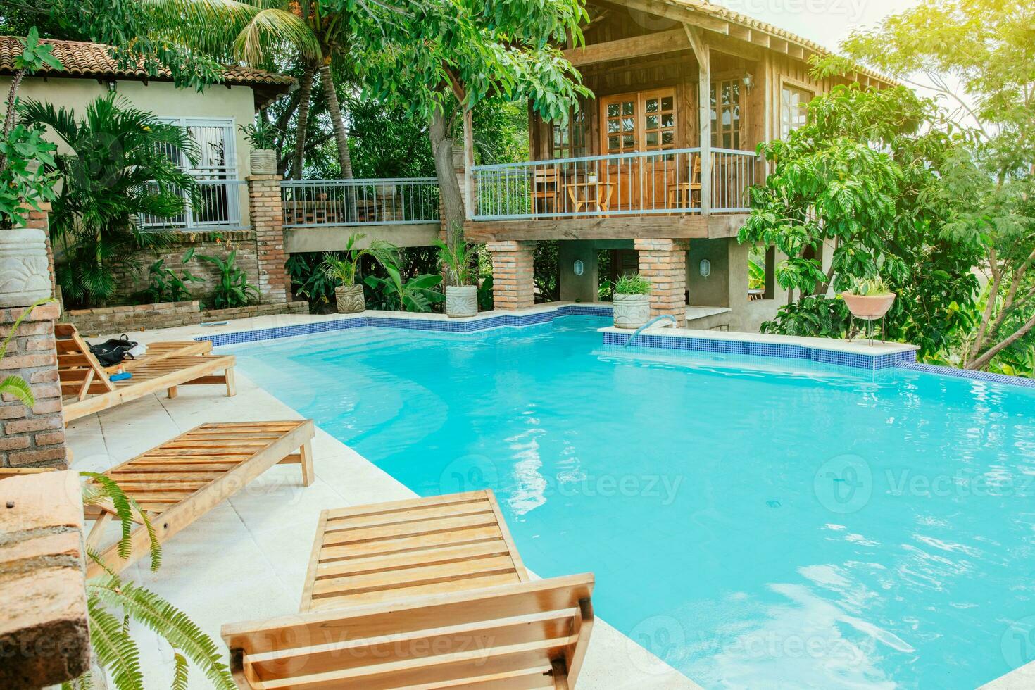un' cristallo chiaro nuoto piscina circondato di alberi. concetto di casa nuoto piscina disegni, bellissimo nuoto piscina circondato di natura foto