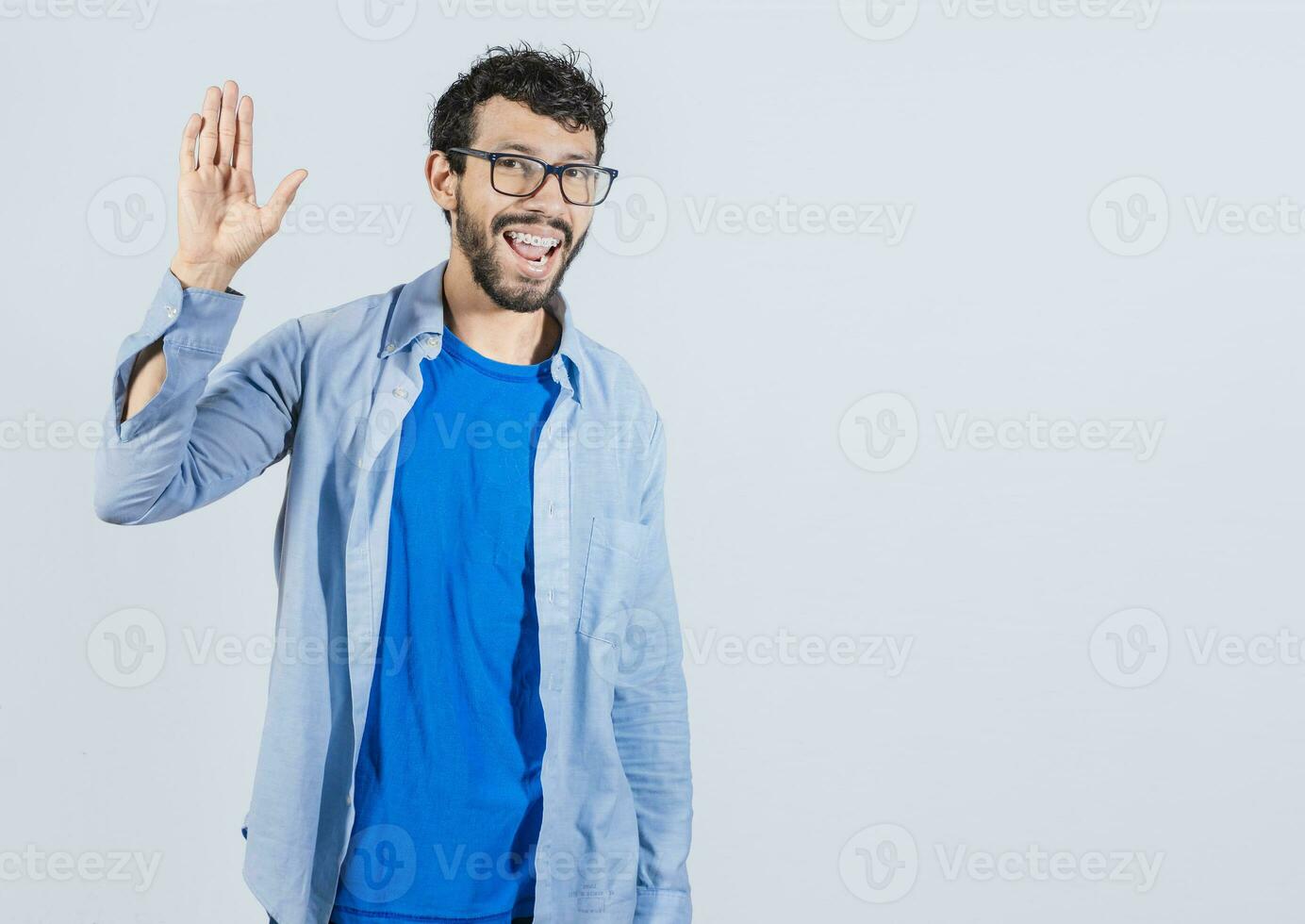 uomo raccolta braccio e agitando amichevole, isolato bello uomo detto Ciao, amichevole viso uomo detto arrivederci, concetto di uomo detto Ciao su isolato sfondo foto