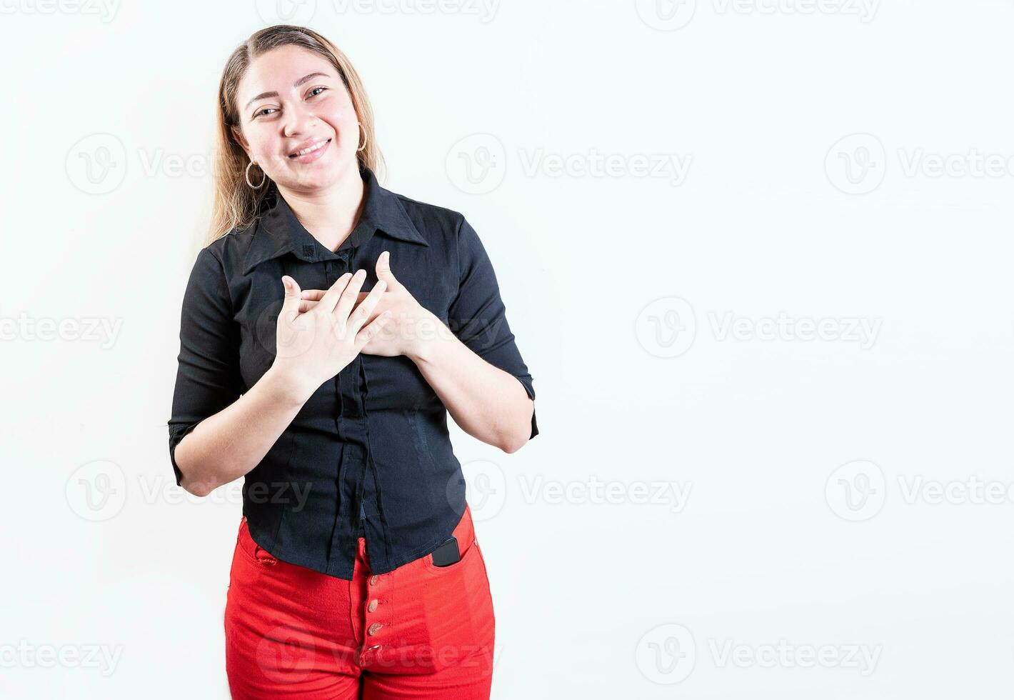 grato giovane donna con mani su il petto. grato adolescenziale ragazza sorridente con mani su il petto isolato. positivo latino ragazza con mani su il petto foto