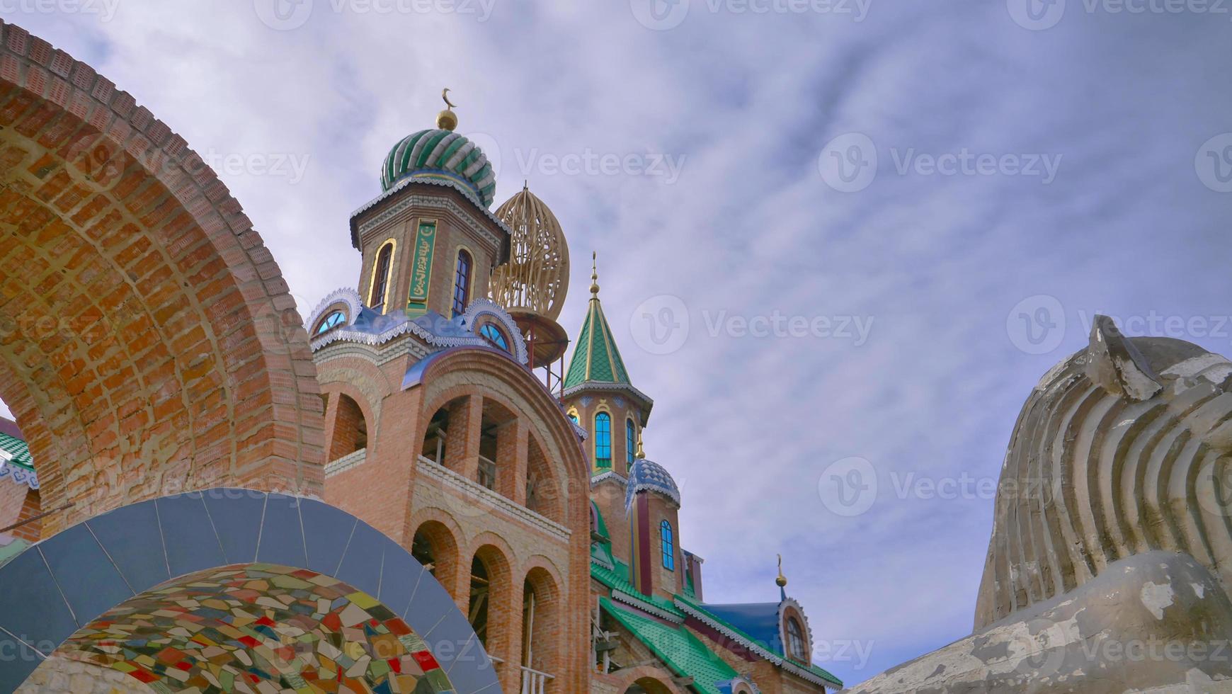 tempio di tutte le religioni e giornata di sole del cielo blu a kazan russia foto