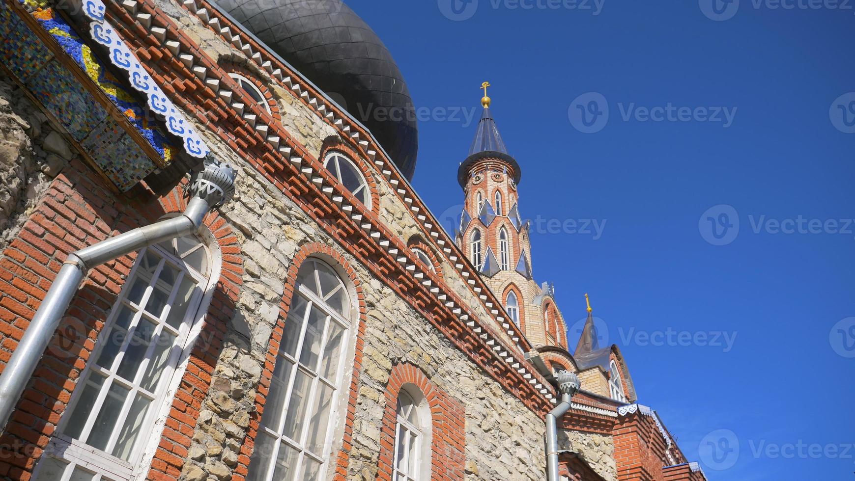 tempio di tutte le religioni e giornata di sole del cielo blu a kazan russia foto